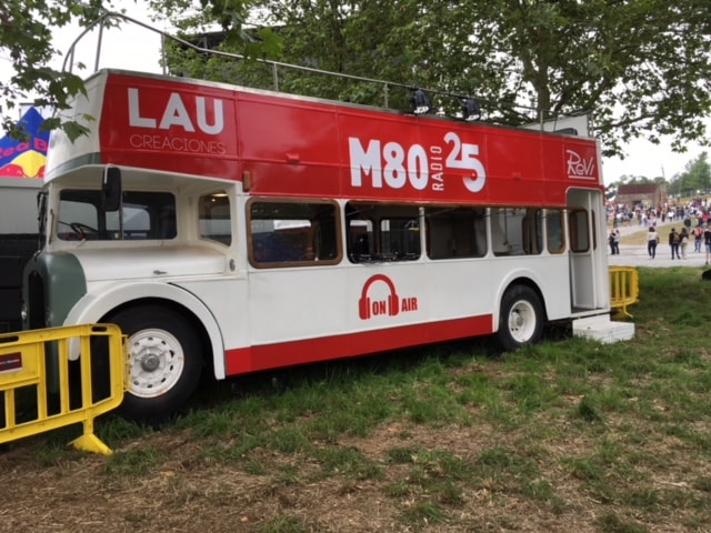 Bus inglés descapotable M80 Radio en el festival O Son do Camiño