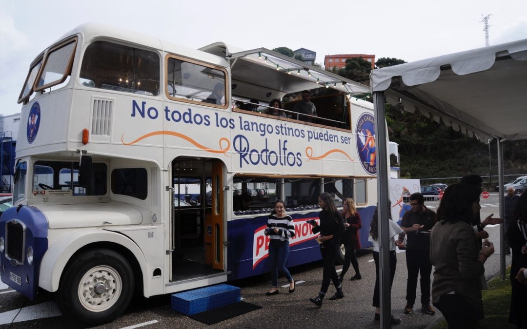 El Movilbus Gastrobus de Rodolfo langostino Pescanova visita la sede la compañía en Chapela