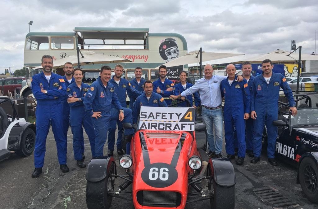 La Patrulla Águila visita nuestro Movilbus inglés en El Jarama