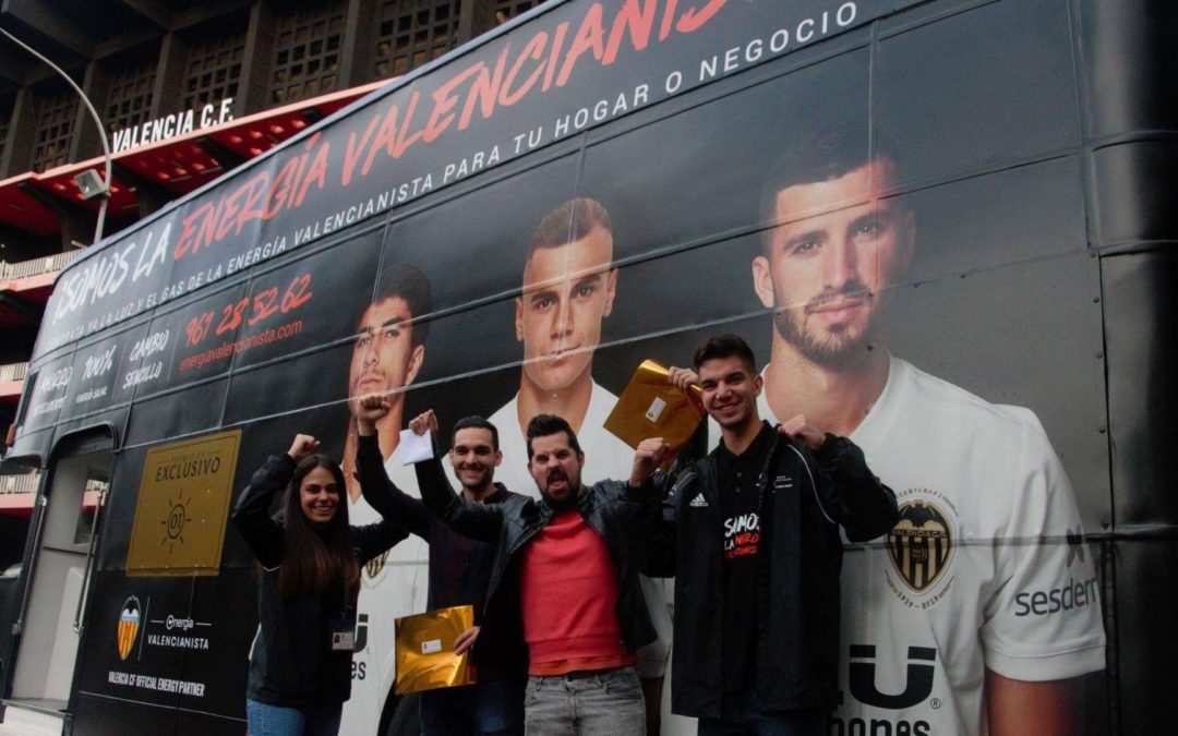 El Movilbus inglés de Energía Valencianista con los ganadores de los abonos de temporada