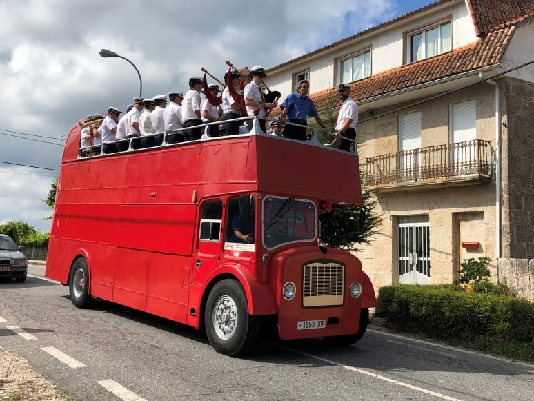 Orquesta de 27 músicos en bus inglés descapotable